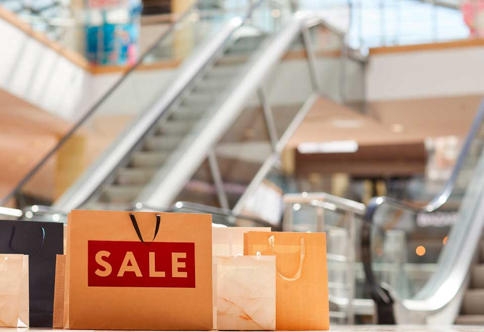 Piso de una tienda en un centro comercial se cayó y se llevó a una clienta en China