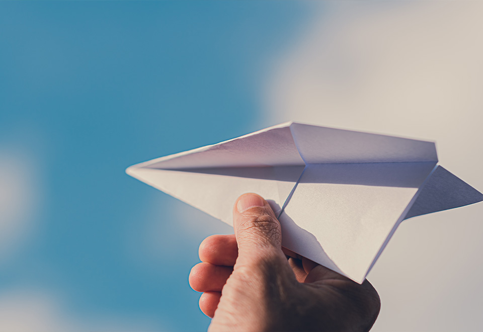 Sorprendente vuelo de avión de papel
