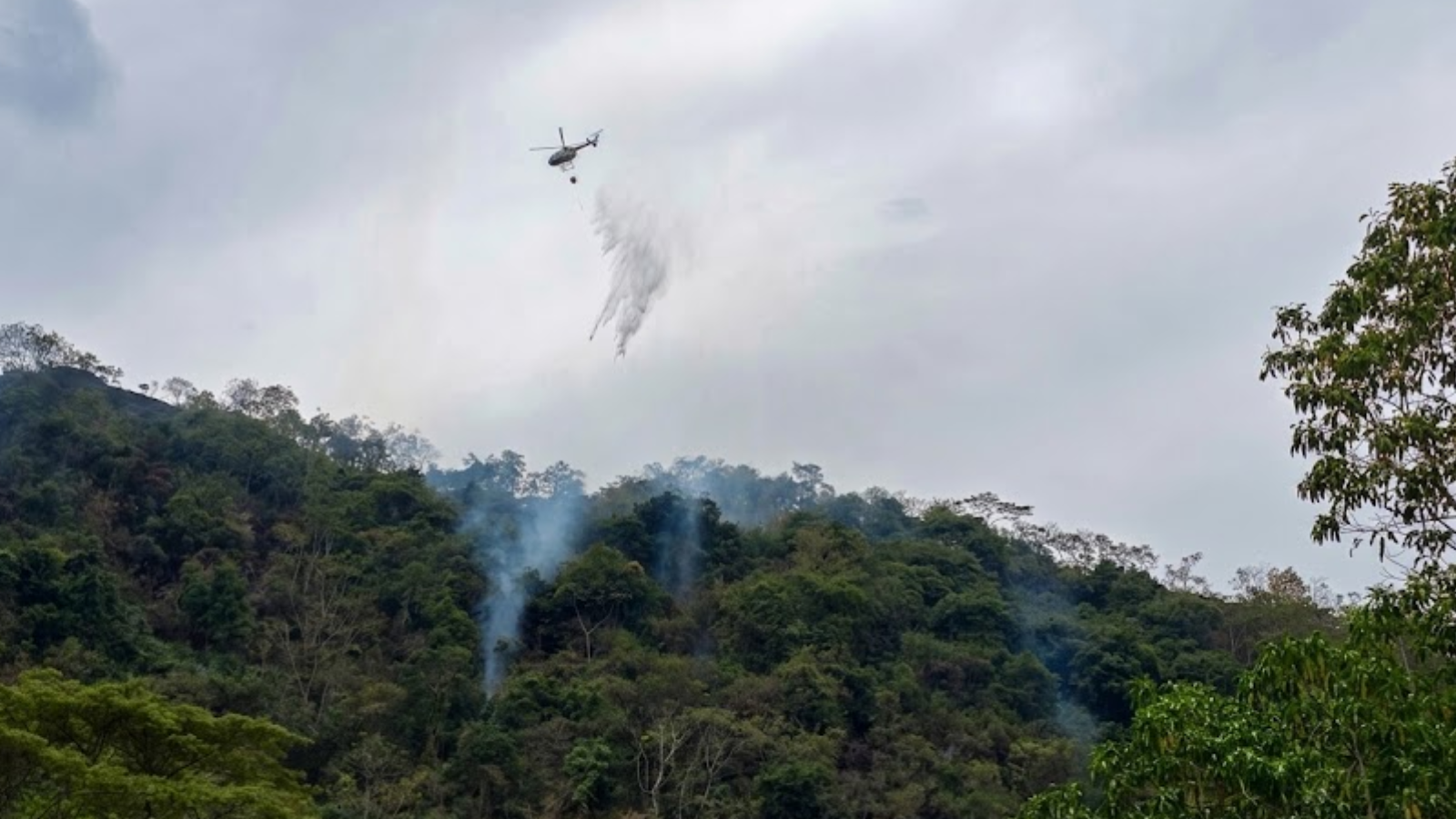 Más de 24 descargas controlaron incendio en La Vega