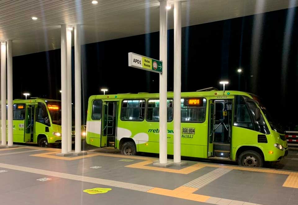 Autoridades encontraron a hombre durmiendo en estación de Metrolínea en Bucaramanga