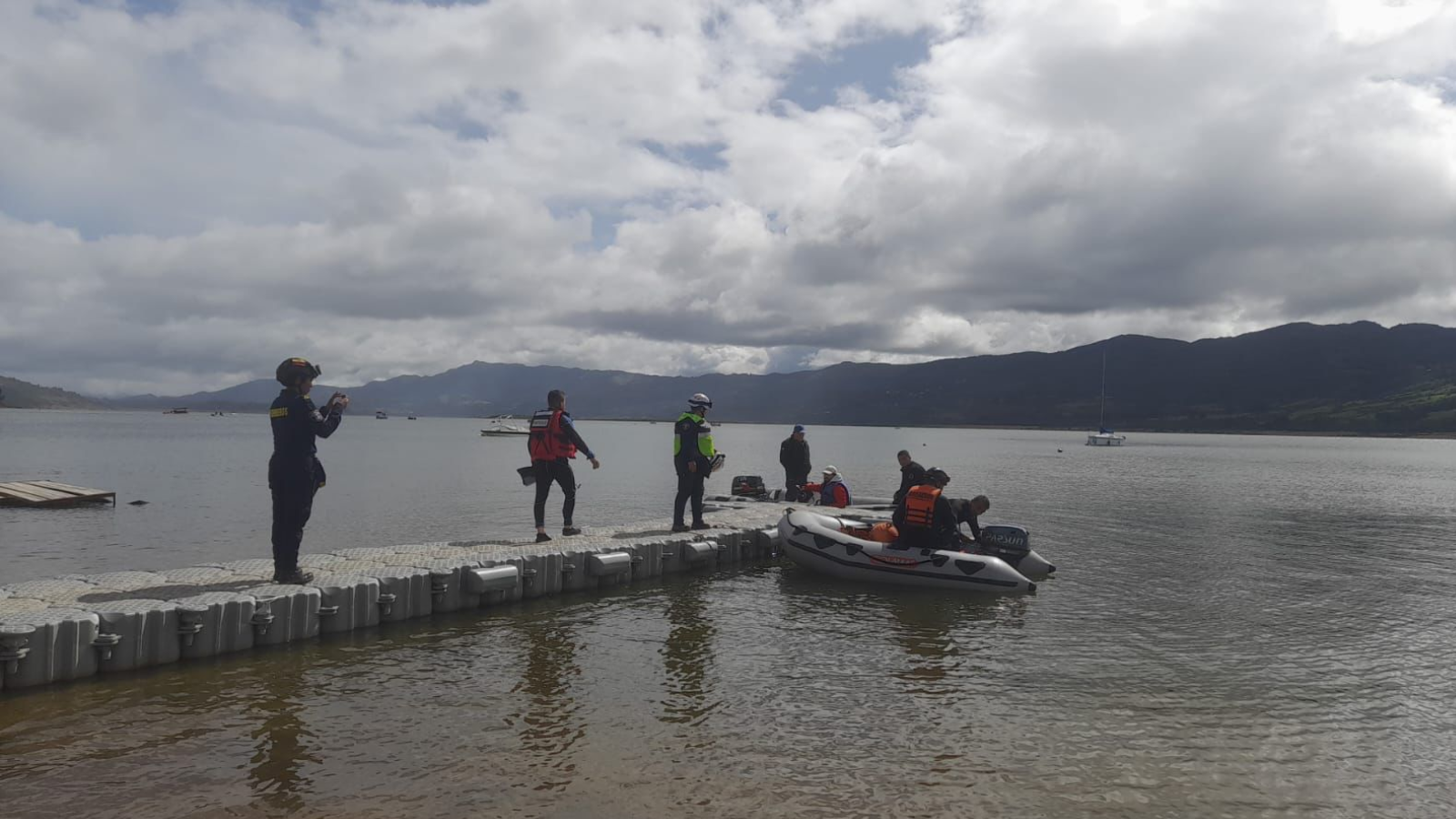Intensifican búsqueda de mujer desaparecida en el embalse de Tominé