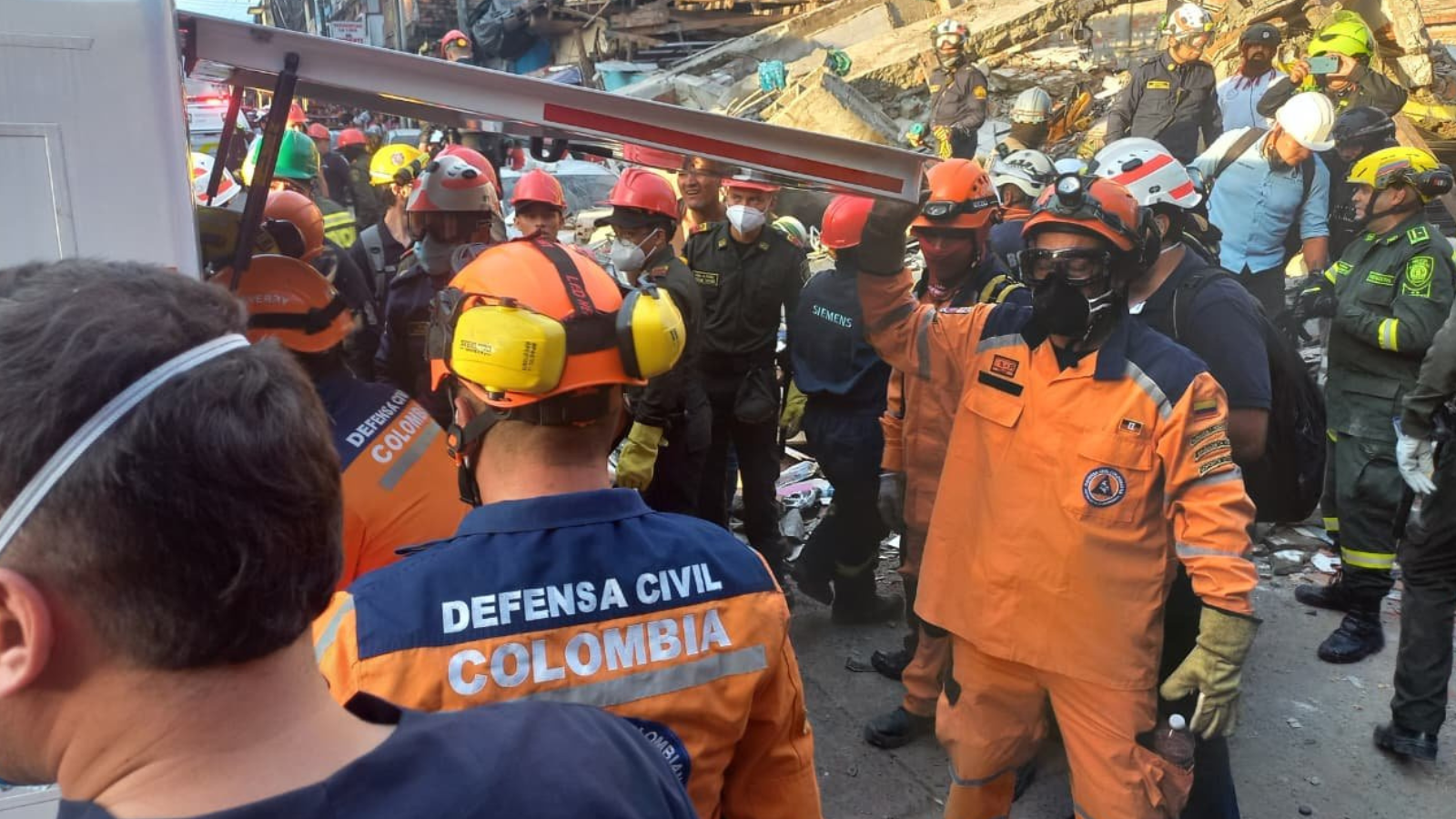 Rescatan a mujer atrapada en edificio de Pereira