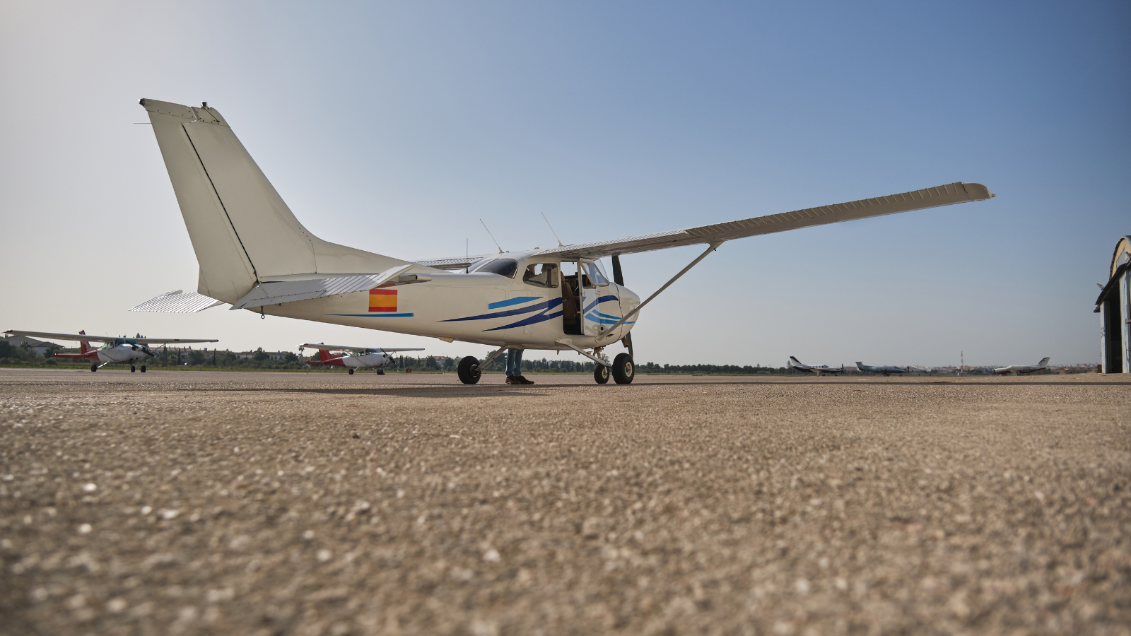 Buscan avioneta perdida con 5 personas.