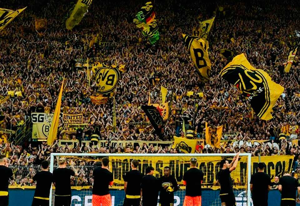 ¡Increíble! Equipo de fútbol alemán ingresó 73.000 personas para cantar villancicos