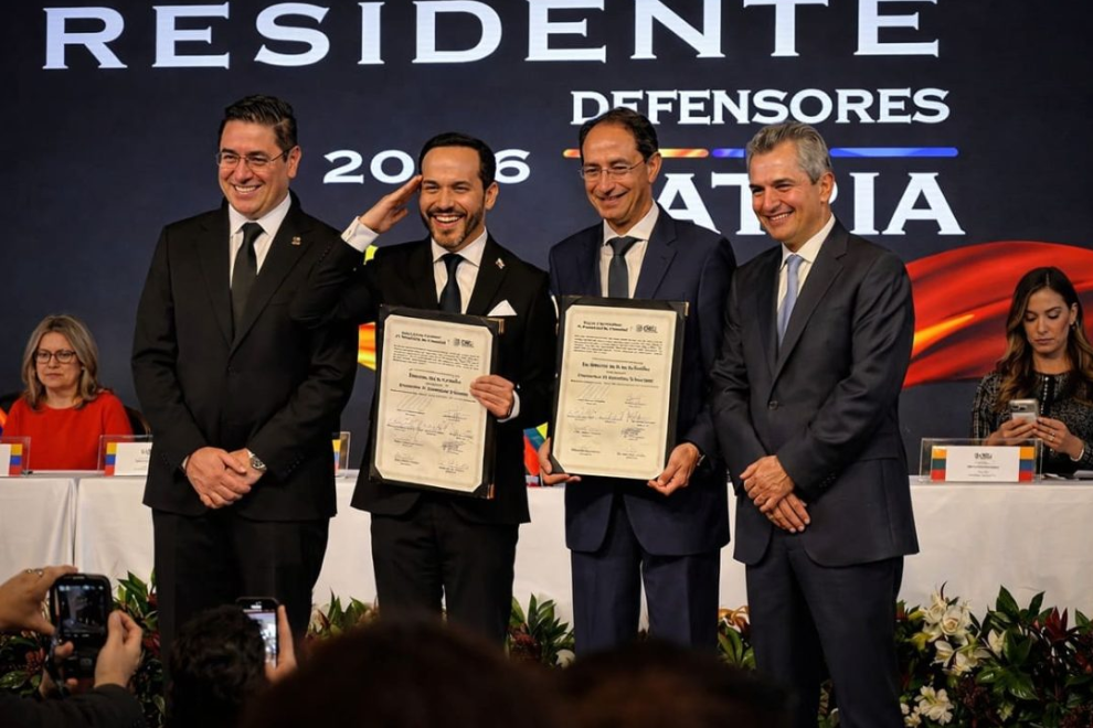 “No les voy a fallar”: De la Espriella recibe credencial presidencial