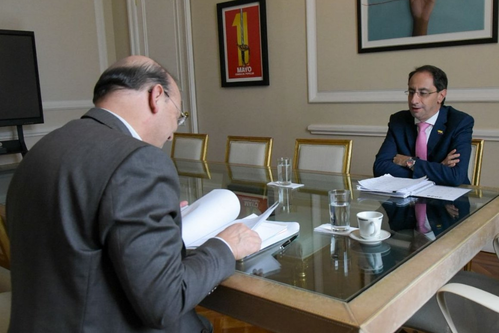 Empalme entre Petro y De la Espriella inicia con comisión y advertencias sobre contratos