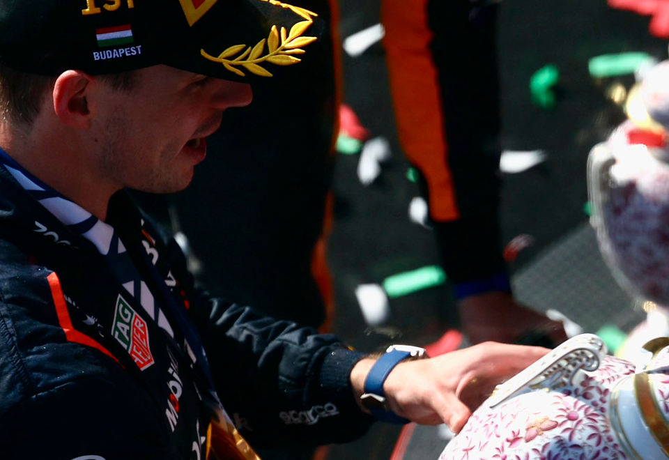 [Video] Piloto de F1 le rompió trofeo en plena celebración a otro