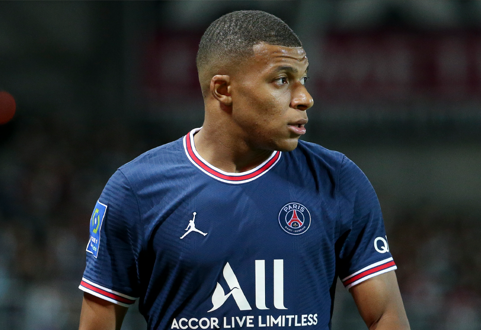 [Video] Mbappe le dio un balonazo a una hincha y así le ofreció disculpas