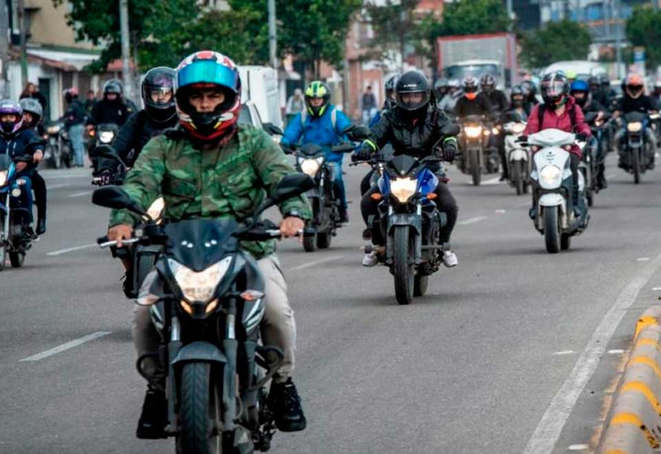 Imprudencia nivel Dios de un motociclista