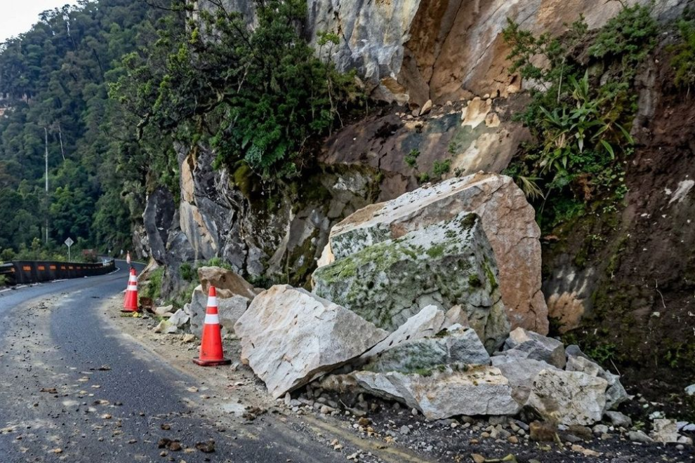 Cierran la vía Bogotá – Choachí por caída de rocas y riesgo en la montaña