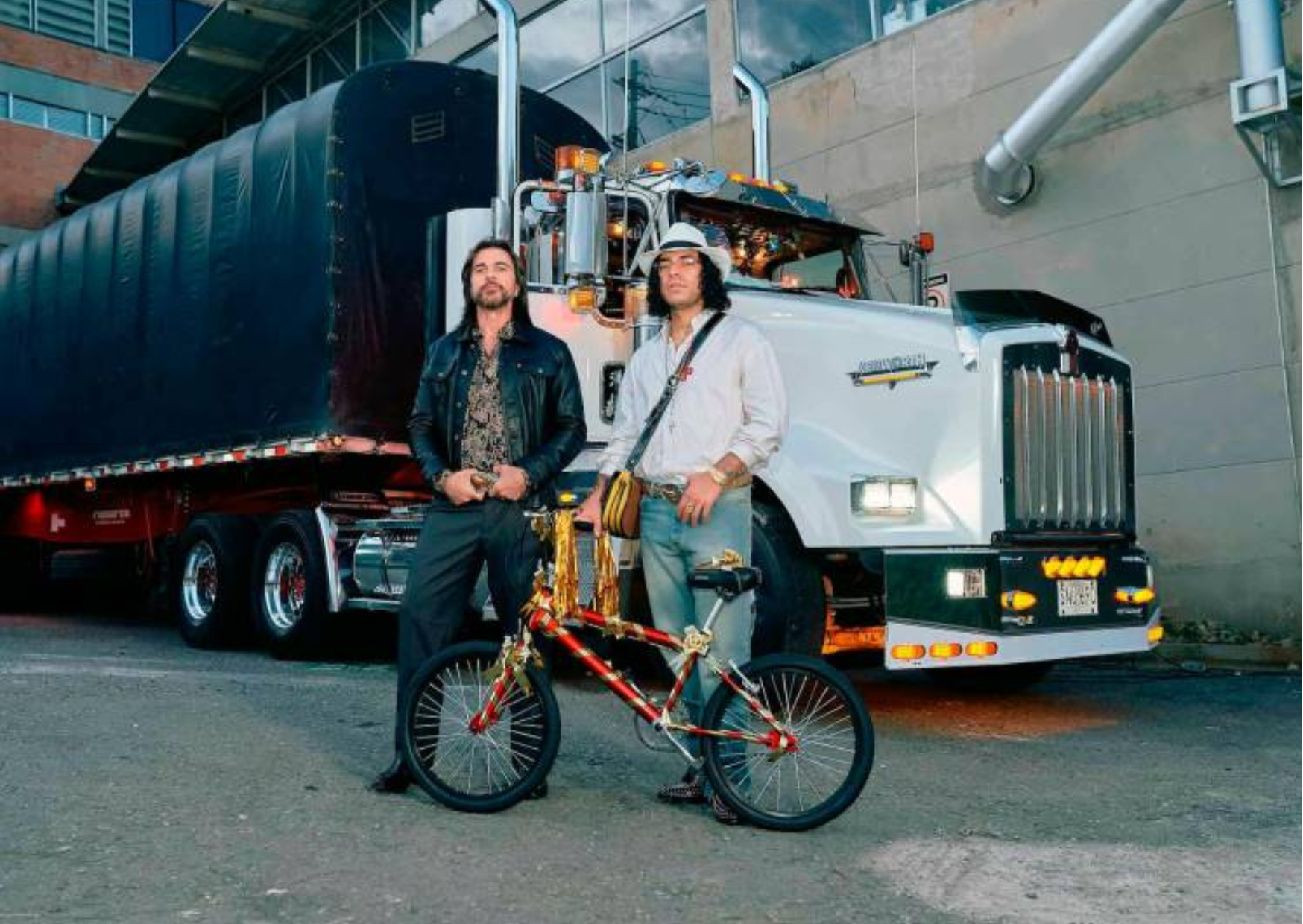 Juanes y Ryan Castro reviven el espíritu navideño con “El Chucu Chucu”