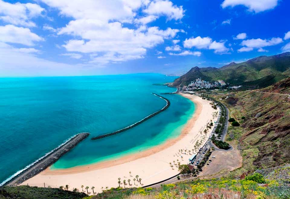 Rescatan a niño en el mar en España