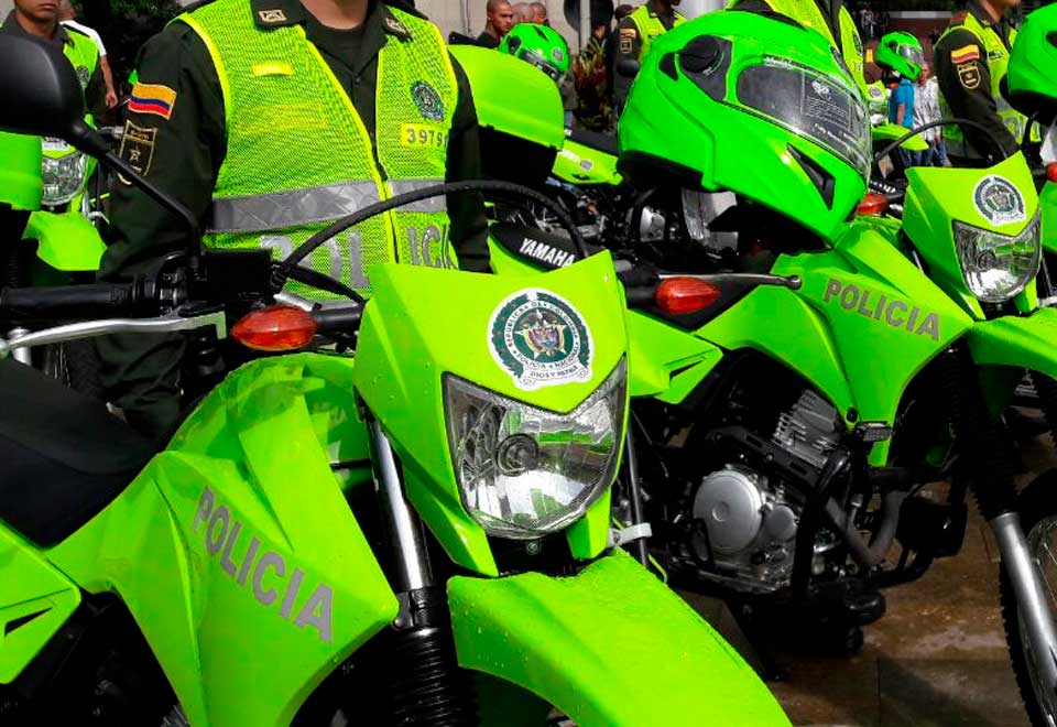 Policía subió su moto a Transmilenio