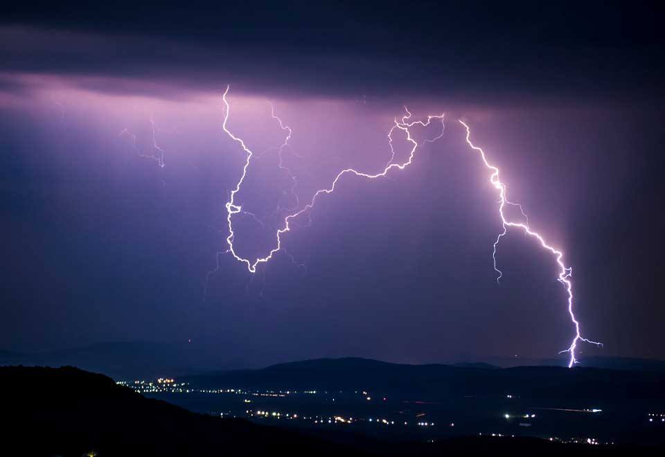 ¡Impresionante! Cayó rayo en Dubai, Emiratos Árabes Unidos.