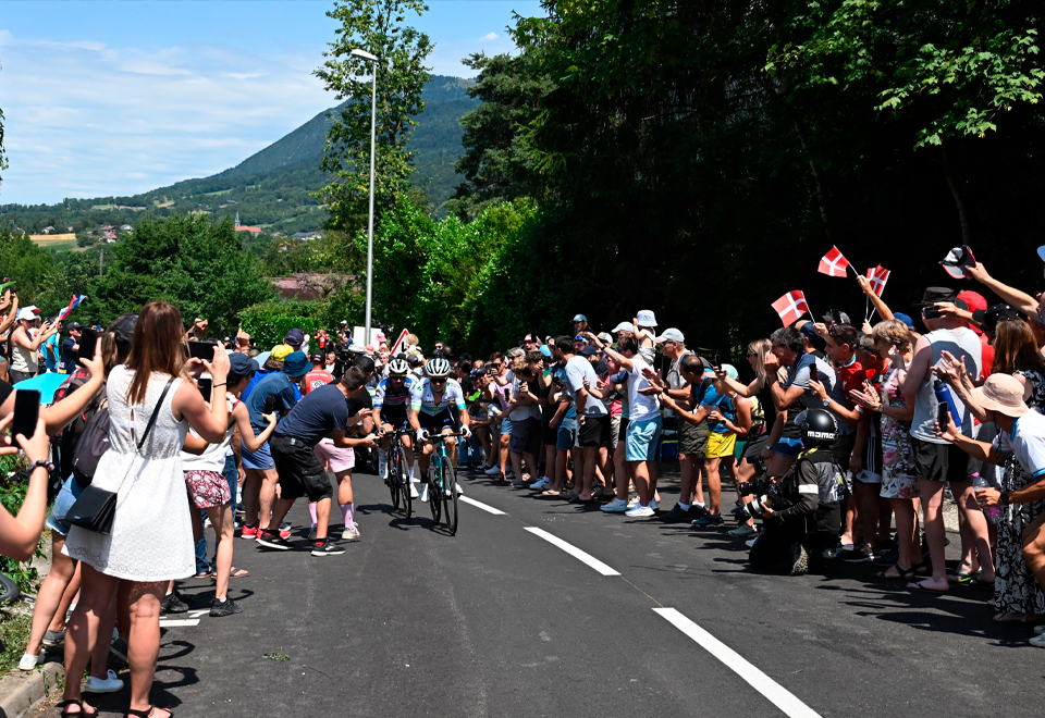 [Video] Una particular forma de ayudarse entre ciclistas en el Tour de Francia