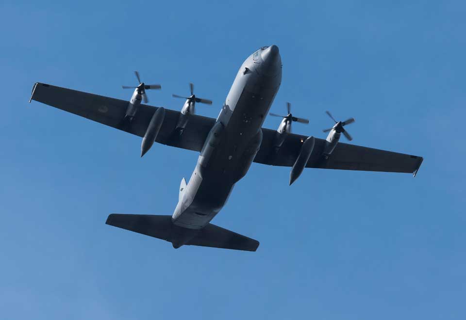 Presidente de Francia lanza en paracaídas ayuda a Gaza