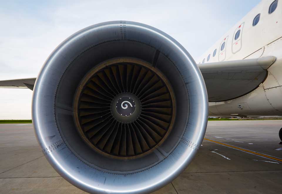 [Video] Una turbina literal se tragó a un hombre que salió corriendo detrás del avión