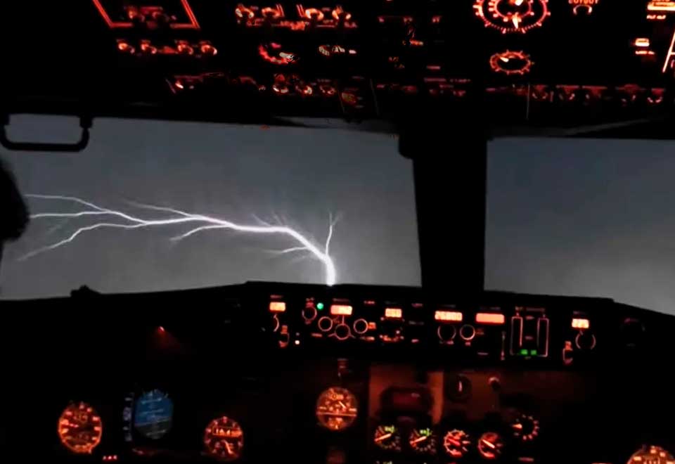 [Video] Así se registró un fenómeno llamado Fuego de San Telmo en un avión