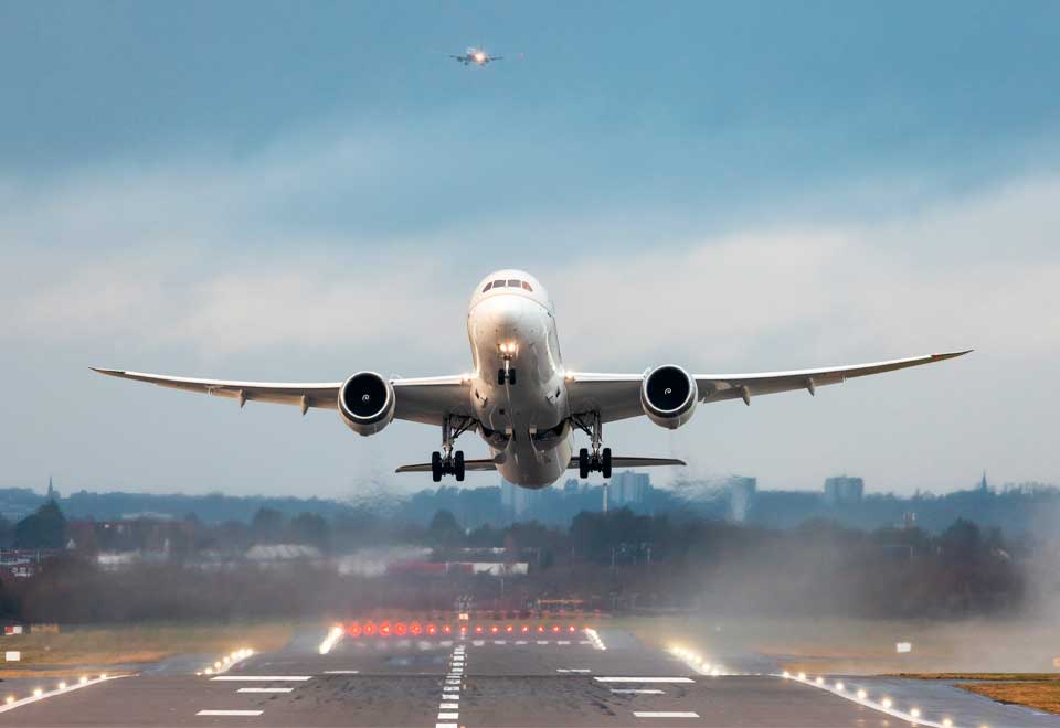 Avión pierde una llanta en el despegue y aplastó varios autos