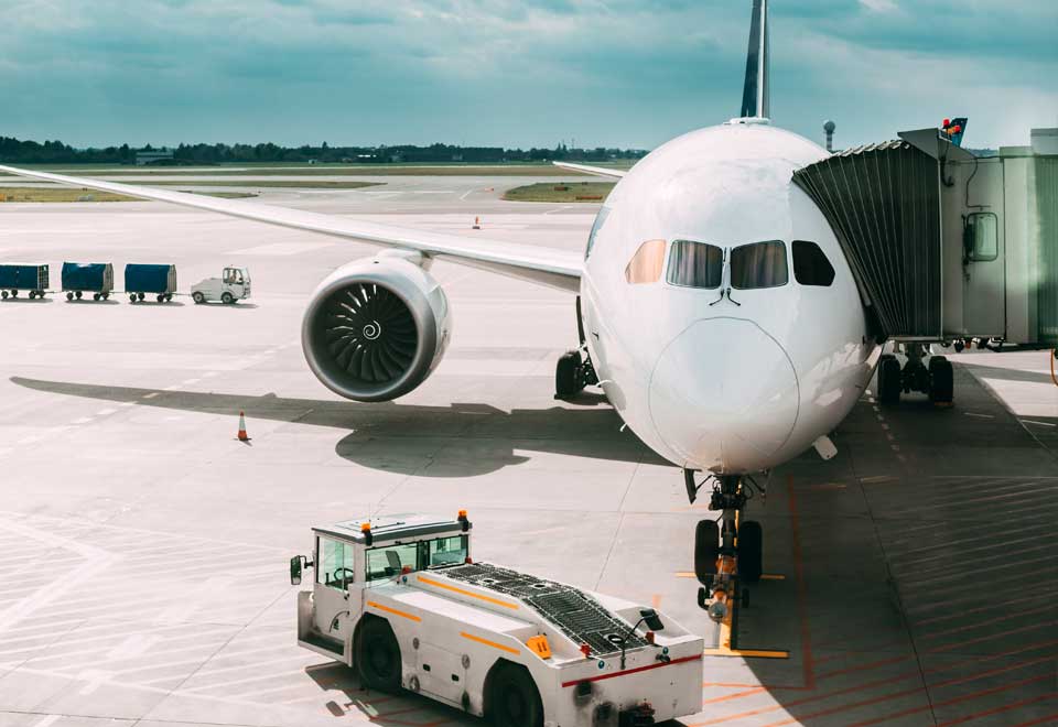 ¡Increíble! Un avión de pasajeros en la puerta del aeropuerto se inclinó hacia atrás