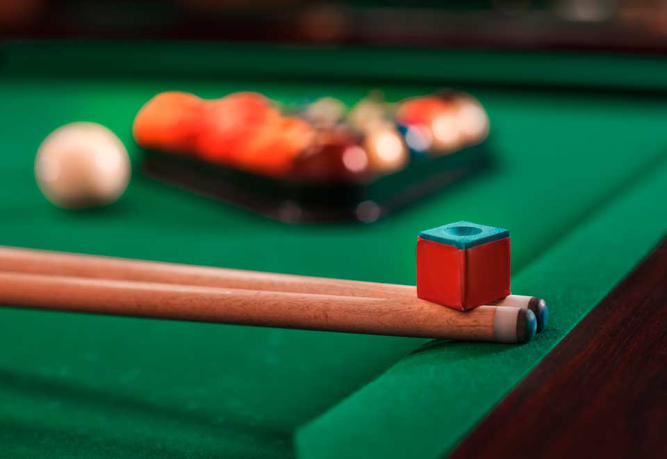 [Video] Gato se va en un hueco de una mesa de billar