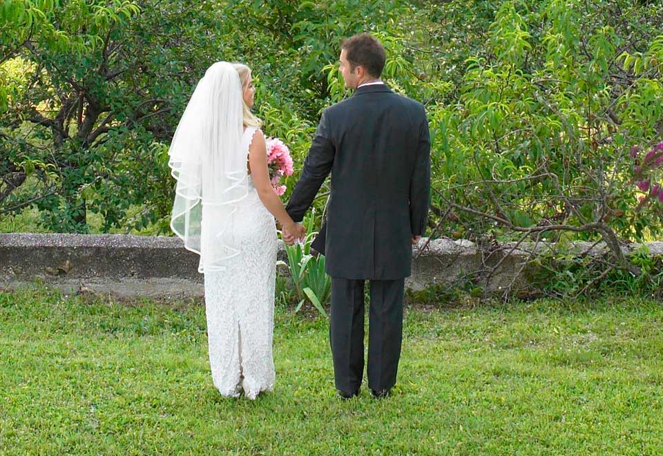 [Video] Pareja de recién casados dispararon para celebrar su boda