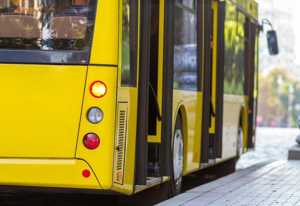 [Video] Taxista defendió a un conductor de bus de un agresor