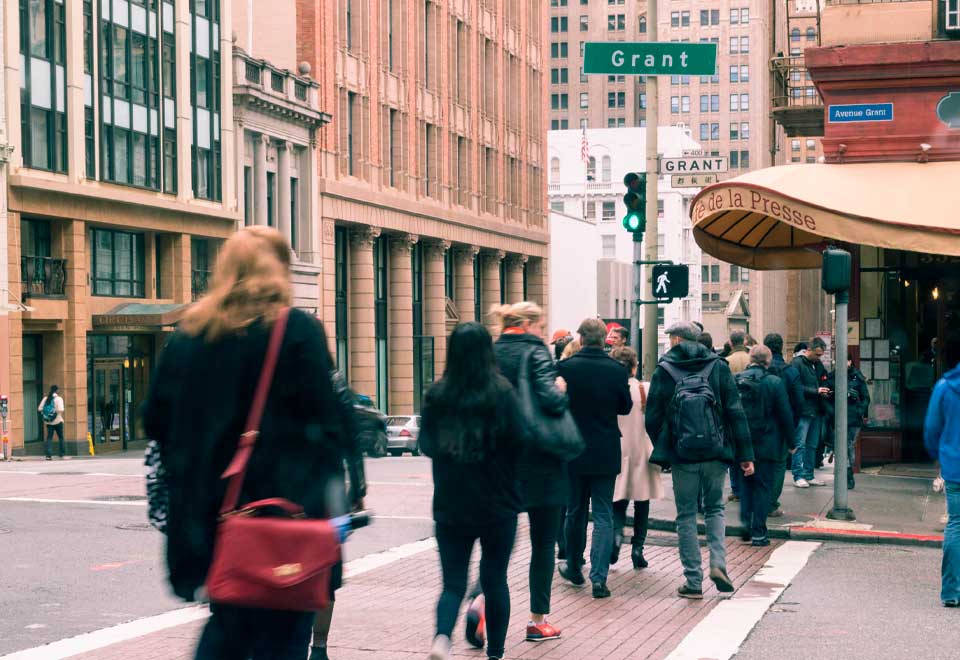 Hombre francés empujó a otro por orinar en la calle