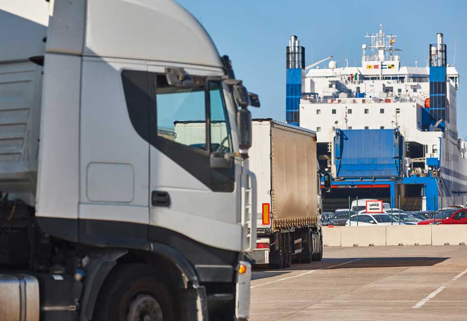 [Video] Impresionante mujer parqueando un camión semirremolque