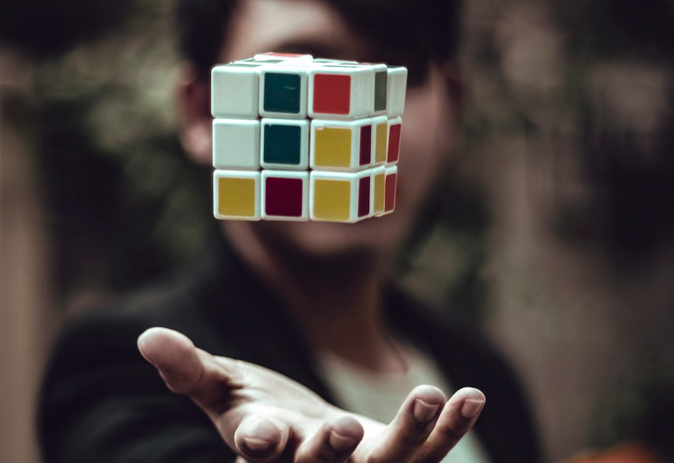 ¡Increíble! Rompió récord armando un Cubo de Rubik