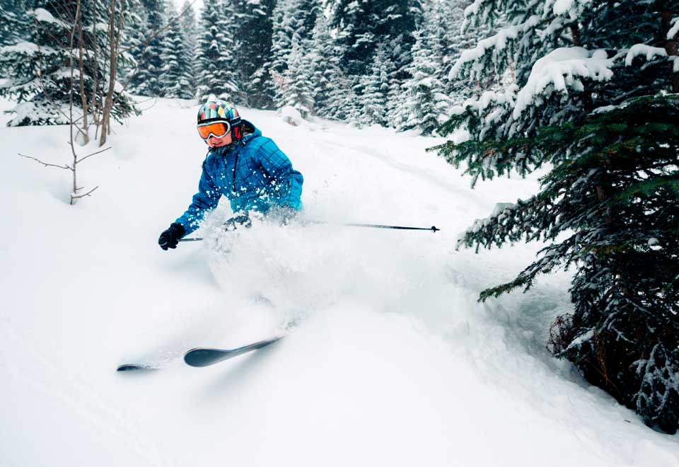 [Video] Joven esquiando no se dio cuenta y la perseguía un oso