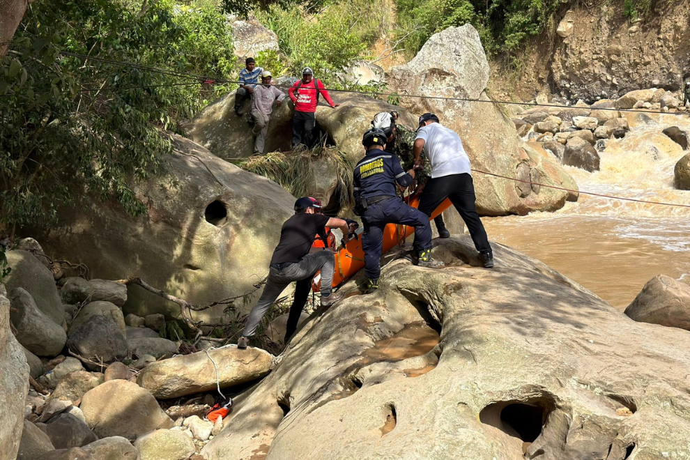 Hallan dos cuerpos tras las crecientes en Cundinamarca