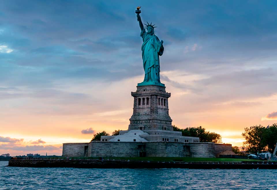 ¡Increíble! Rayó cayó en la Estatua de la libertad