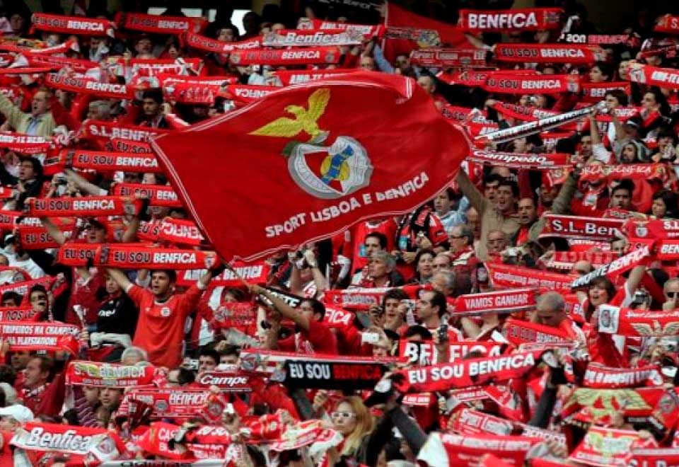 En juego por Europa League hinchas intercambiaron bufandas