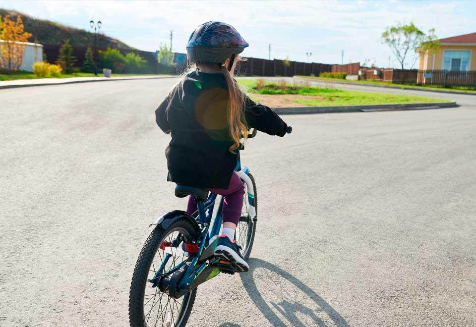 [Video] Niña paseo con sus perros en su bicicleta