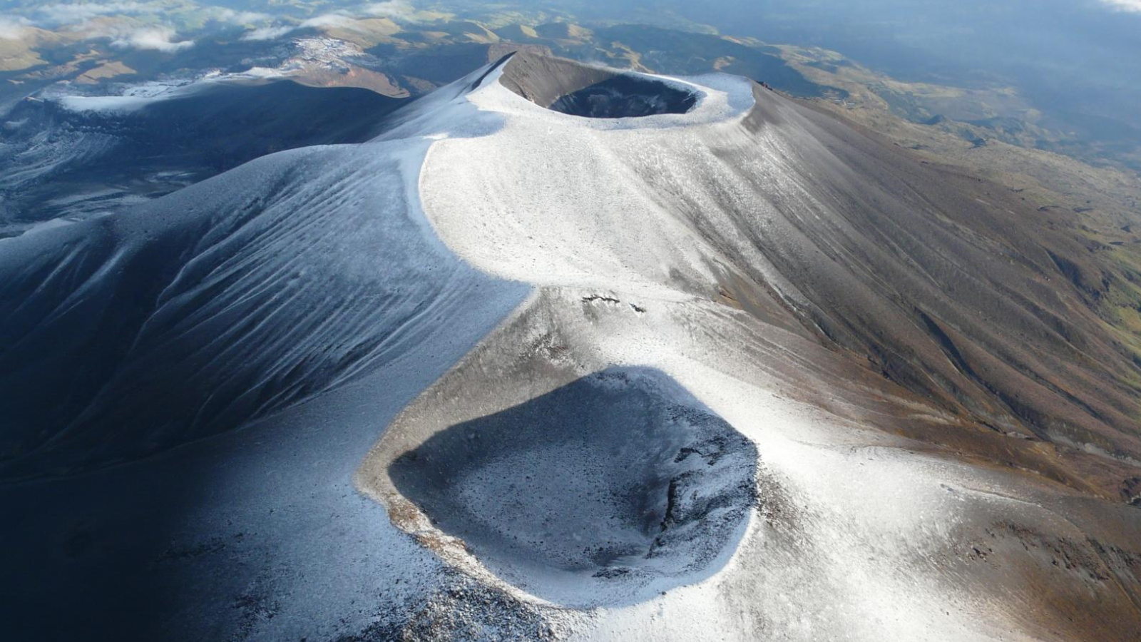 El volcán Puracé mantiene alerta naranja y evalúan evacuar a 4.000 personas