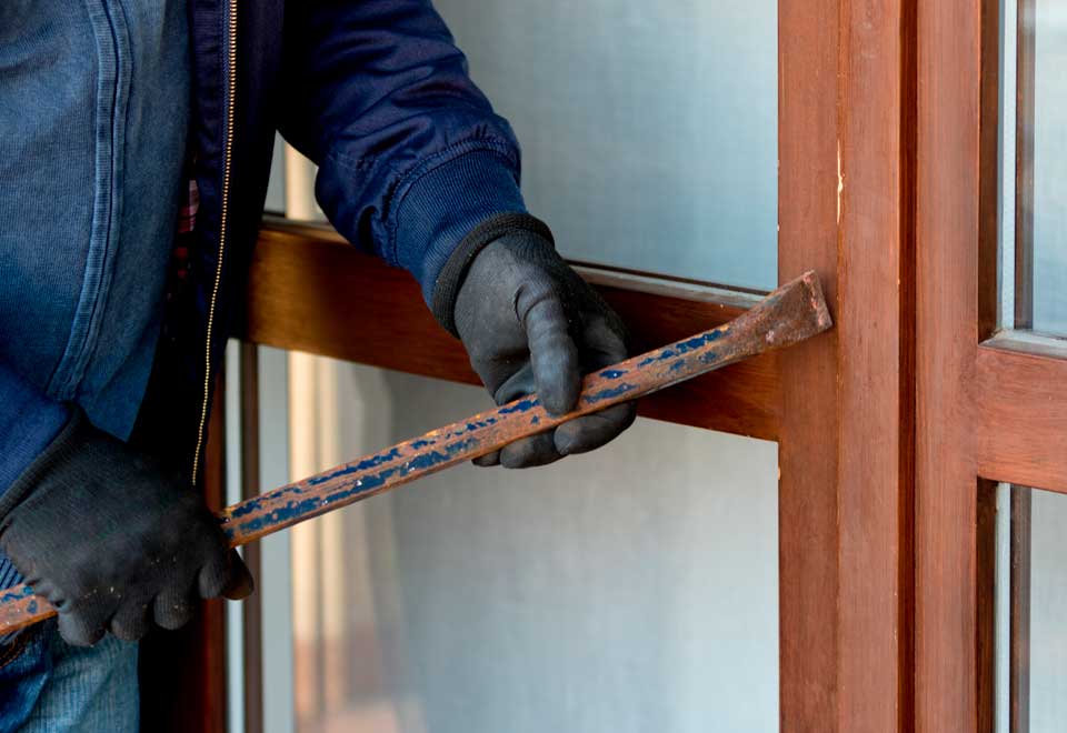 [Video] Hombre salió a robar y terminó encerrado en el local