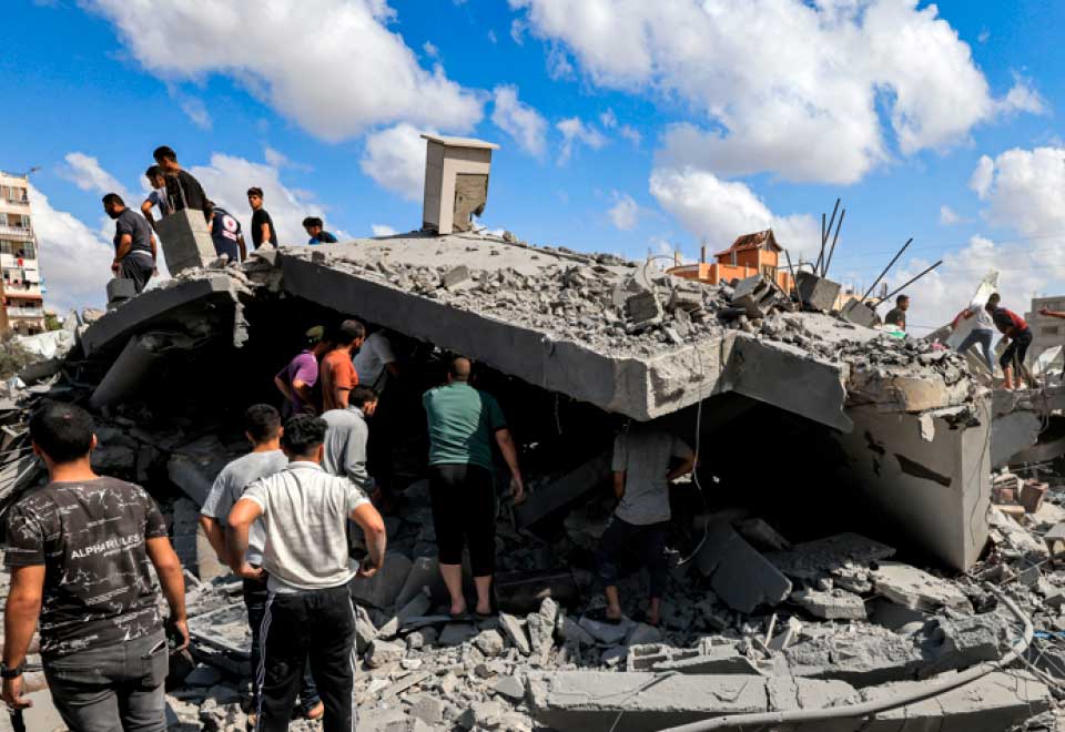 [Video] Mujer sobreviviente le ponen una camiseta para que la use como hiyab después de un bombardeo