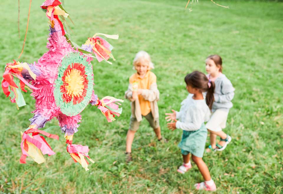[Video] Juez se disfrazó de cartero para decirle a niña que había sido adoptada