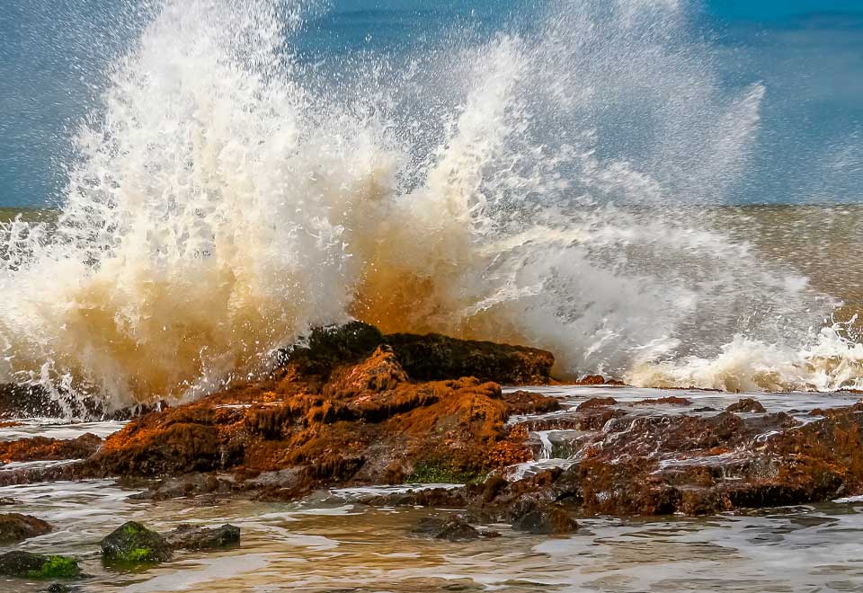 [Video] ¡Impresionante! Ola golpea playa en California