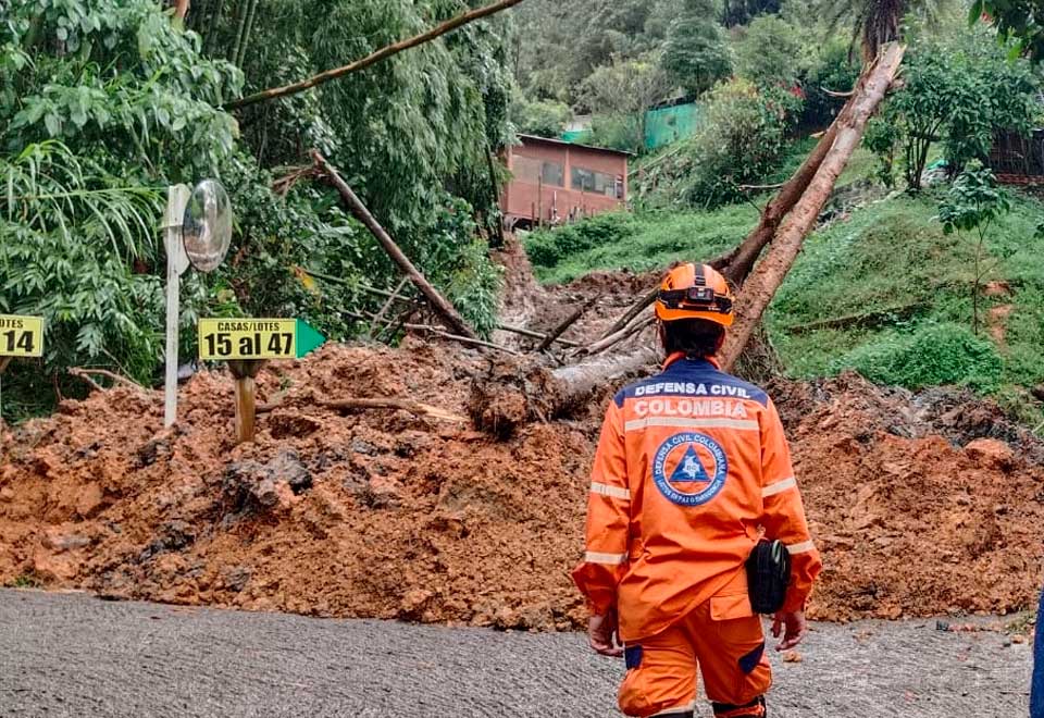[Video] Integrante de la Defensa Civil salvó a un perrito de un arroyo desbordado
