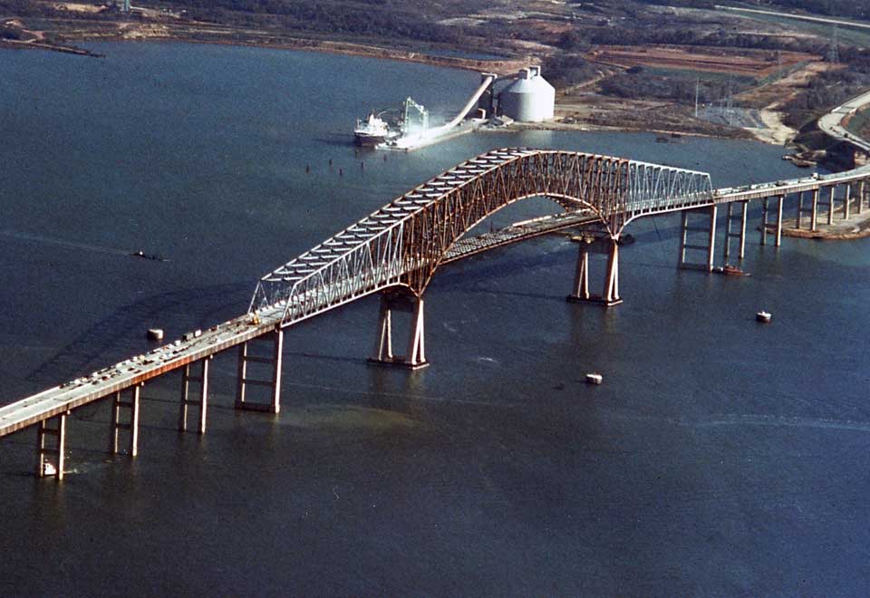 Barco se estrelló con un puente con vehículos y personas transitando