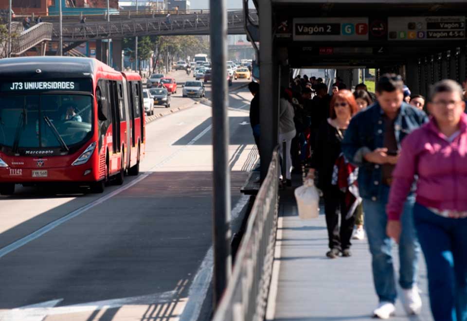 [Video] Se colaron en las nuevas puertas anticolados de Transmilenio
