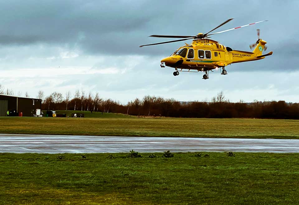 Helicóptero fue utilizado para rescatar a un hombre que salvaba a su perro