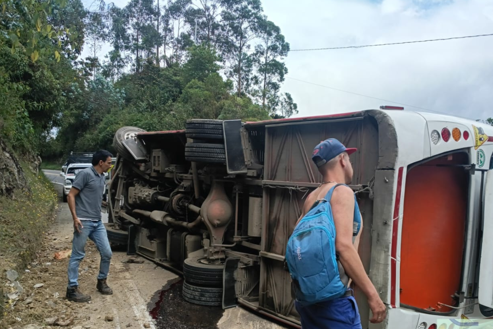 Dos muertos y 16 heridos dejó volcamiento de bus intermunicipal en vías de Cundinamarca