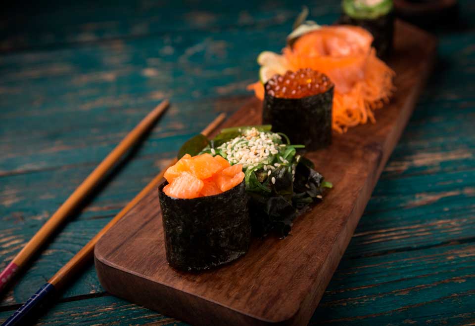 [Video] Niño se estresó por no poder comer Sushi con palillos