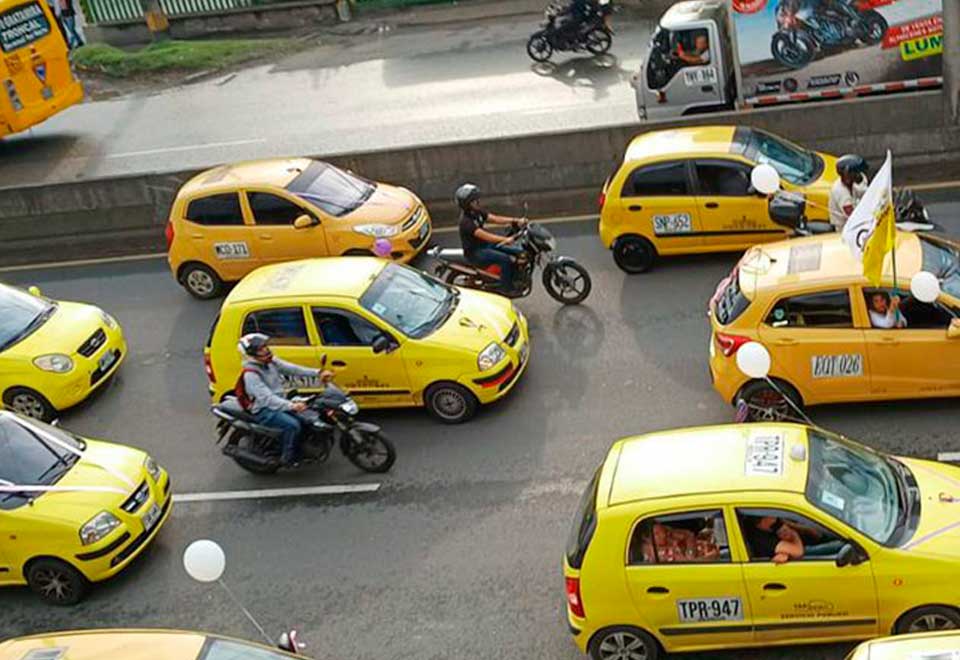 [Video] Tensa situación por el paro de taxistas en Bogotá