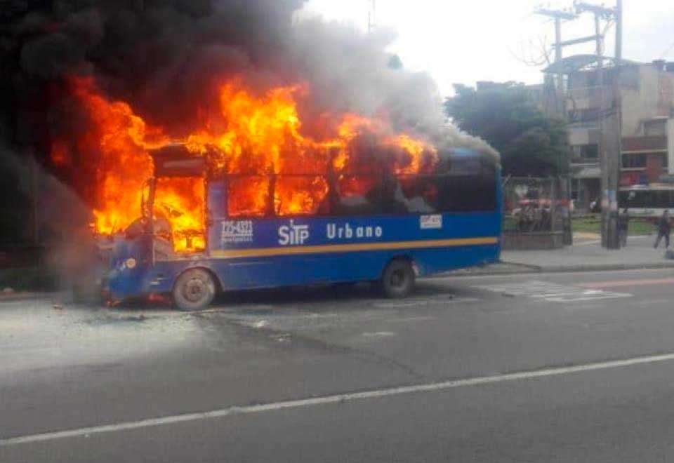 Esto dijo el alcalde Galán del bus del SITP quemado