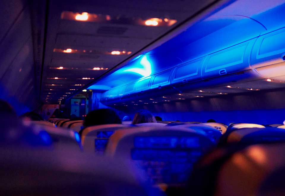 [Video] Pasajero abre la salida de emergencia y sube al ala de un avión